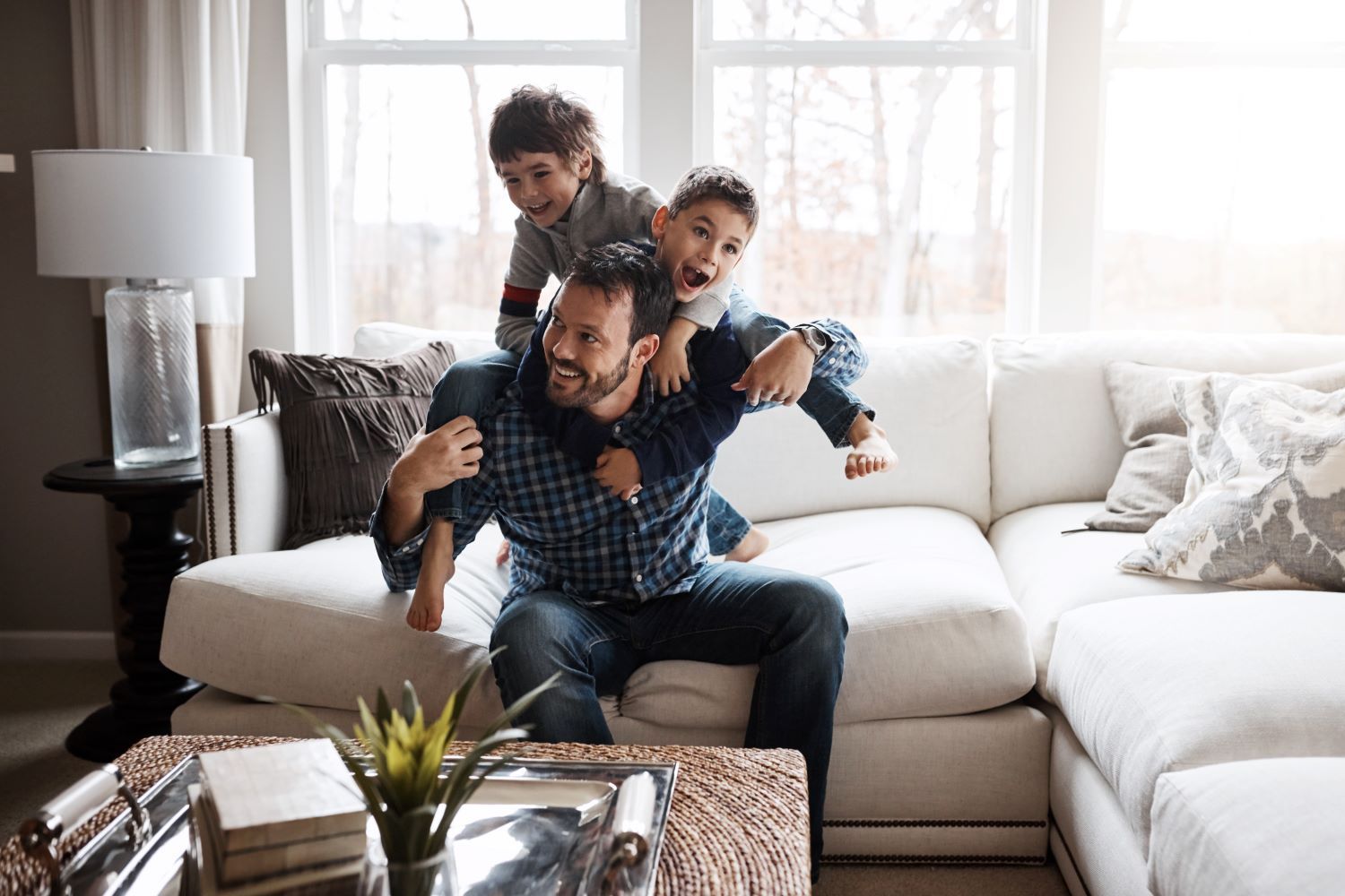 Fathers room. Семья в квартире. Счастливая семья в квартире. Семья в апартаментах. Уютная квартира с семьей.